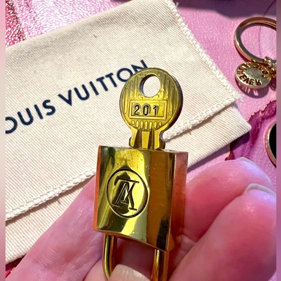 Authentic Louis Vuitton SERIES 2 Lock & Key #201 w Box & Dusty & Unbrnd Keychain - Picture 9 of 12